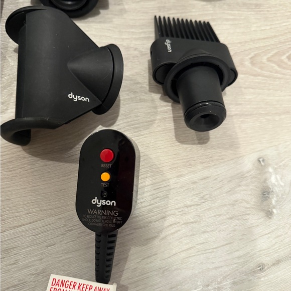 Dyson supersonic Hair Dryer in Blue and Orange with Black Attachments - Picture 5 of 5